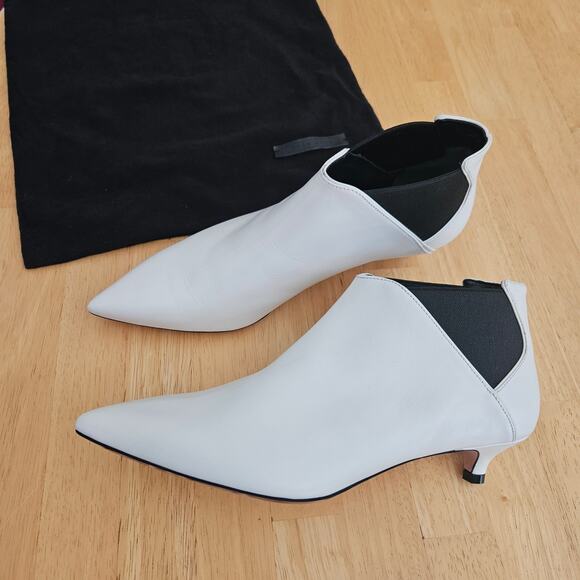Hugo Boss White Leather Ankle Boots Pull-on Kitten Heel sz 39.5 FLAW - Picture 1 of 11